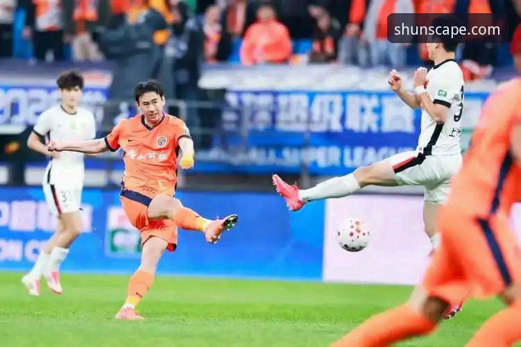 青岛海牛3-1击沉上海海港，13年等待终结！关注中超最新动态